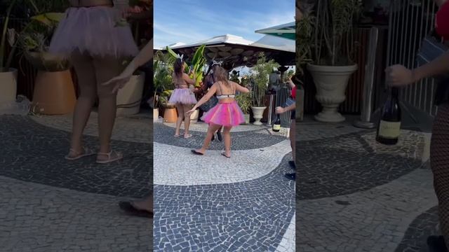 Brazilian girls dance samba at the Street Carnival at Copacabana Beach, Rio de Janeiro, Brasil. смотреть онлайн