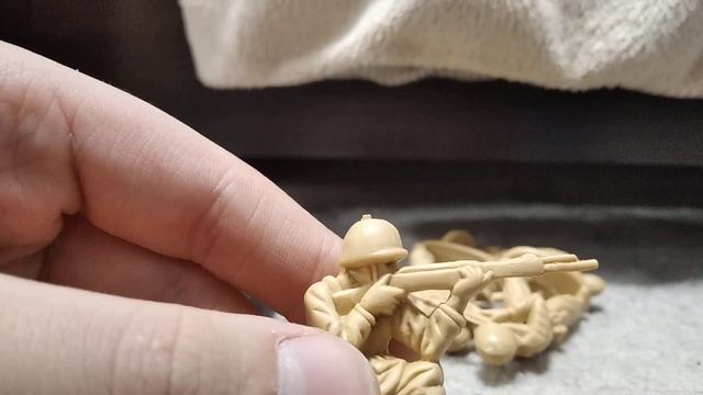 Игрушечные солдатики песочного цвета смотреть онлайн