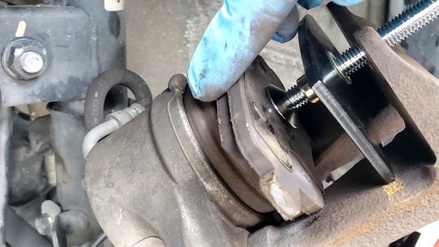 2013 KIA Optima Front Brake Pads Replacement смотреть онлайн