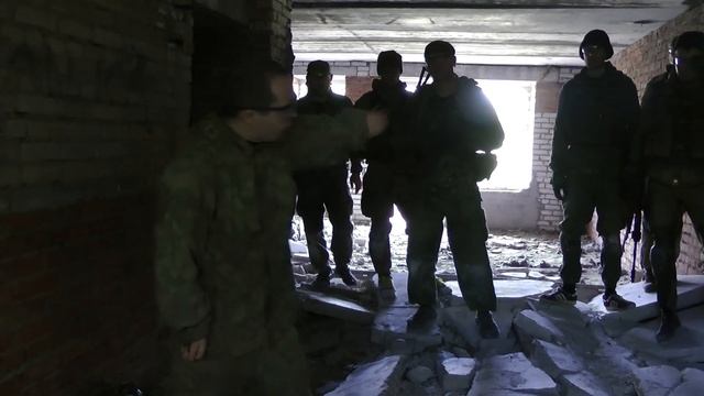 Работа разведчика при зачистке здания, часть 2 смотреть онлайн