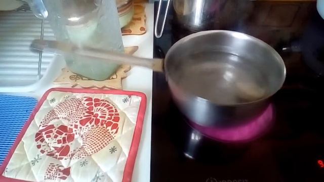 Странно ведёт себя смотреть онлайн