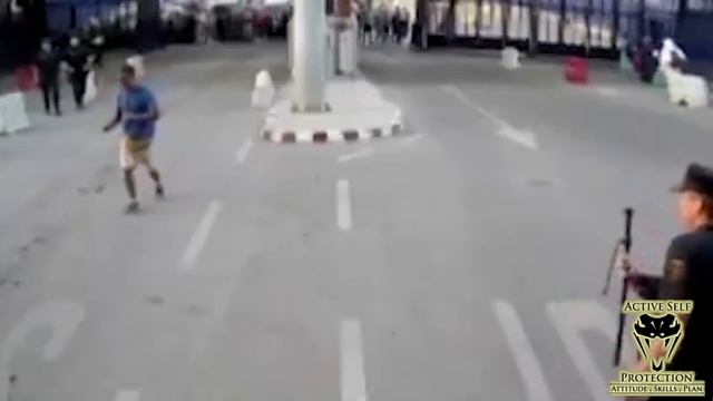 Spanish Policeman Uses His Wits to Stop Attacker | Active Self Protection смотреть онлайн