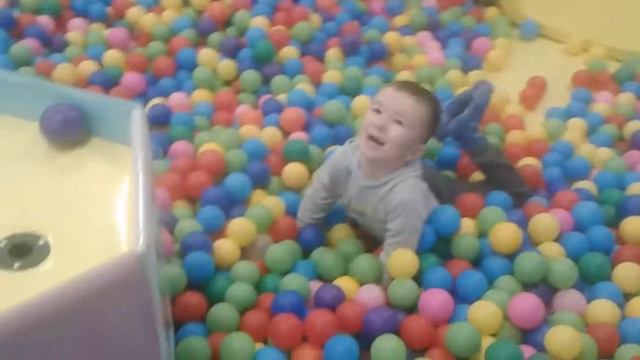Видео для детей Аделька в парке развлечений смотреть онлайн