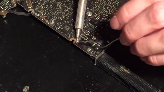 Repairing a Late-2011 13" MacBook Pro that runs Slow off Battery смотреть онлайн