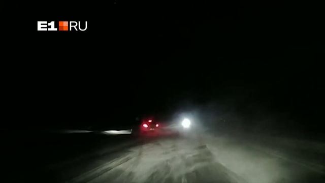 Автомобиль занесло на заснеженной трассе Екатеринбург – Курган смотреть онлайн