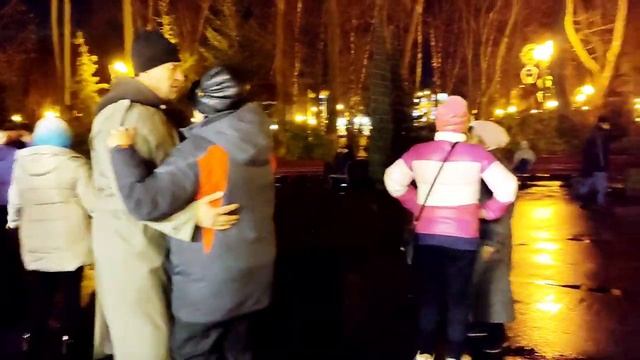 В ОСЕННЕМ ТАНГО С ПОЦЕЛУЯМИ ДОЖДЯ!??/ТАНЦЫ В ПАРКЕ ГОРЬКОГО ХАРЬКОВ НОЯБРЬ 2021 смотреть онлайн