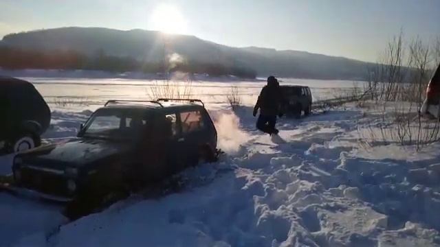Отрывание бампера Jeepом у Нивы смотреть онлайн
