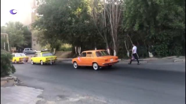 В Азербайджане состоялась интересна свадьба с кортежем в стиле 80-90-ых смотреть онлайн