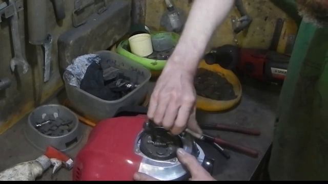 Замена пружины на триммере, бензопиле за 60 секунд смотреть онлайн