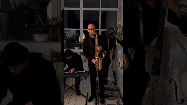 Трио саксофон , Клавиши , Контрабас смотреть онлайн