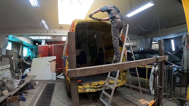 RENAULT MASTER AMBULANS. Naprawa blacharska смотреть онлайн
