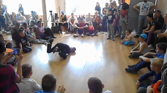 Bboy Кирюха vs Bboy Андрюха - kids - 1 круг смотреть онлайн