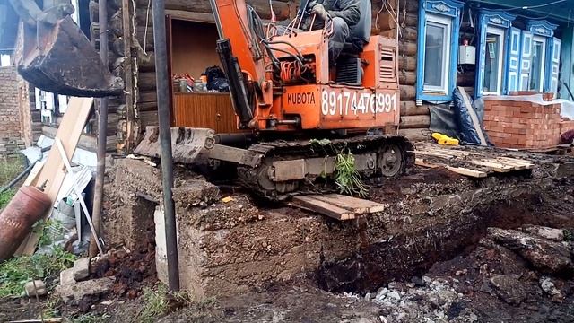 Работа мини экскаватора в сложных и стесненных условиях. Широкие возможности данной техники. смотреть онлайн