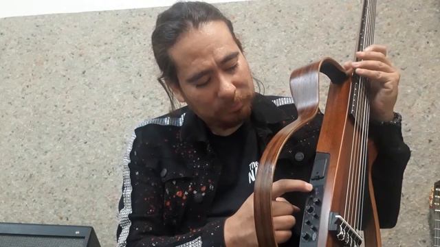 Yamaha Silent Guitars SLG100 vs SLG200 смотреть онлайн