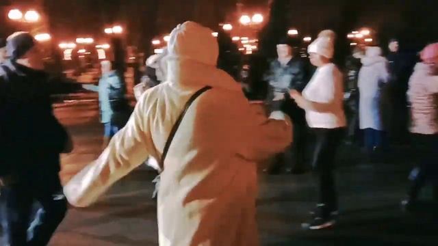 Мы с тобой на разных берегах...Новогодние танцы в парке Горького,Харьков 2021!!! смотреть онлайн