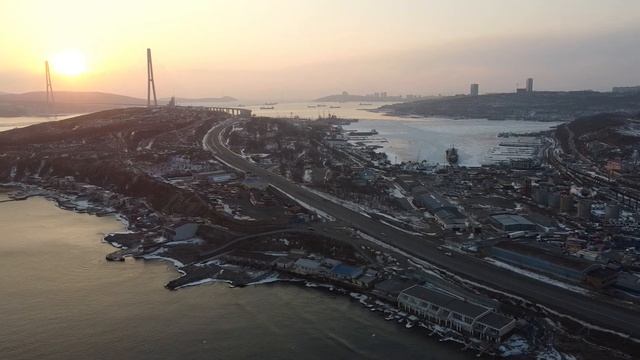 Полет квадракоптера dji mini 2 на закате на Патрокле, Владивосток смотреть онлайн