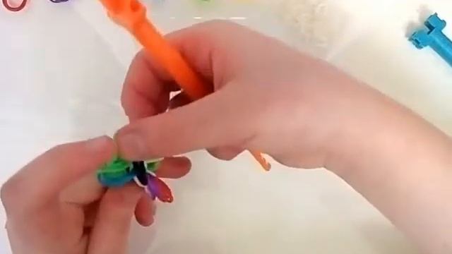 ПЛЕТЕНИЕ ЛЁГКОГО БРАСЛЕТА ИЗ РЕЗИНОК)))) смотреть онлайн