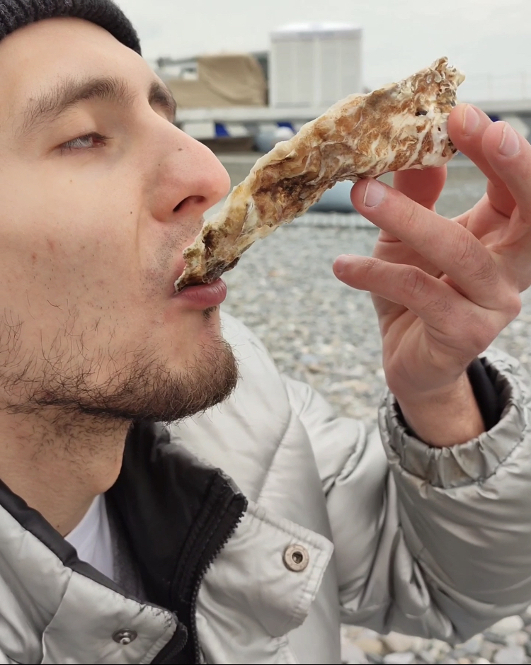 Устрицы! ммм #устрицы #лимон #соус #море #морепродукты #сочи #еда #мидийноеместо #наслаждение #ммм