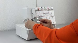 Перезаправка коверлока Aurora 5000D на плоский шов. | Видео инструкция