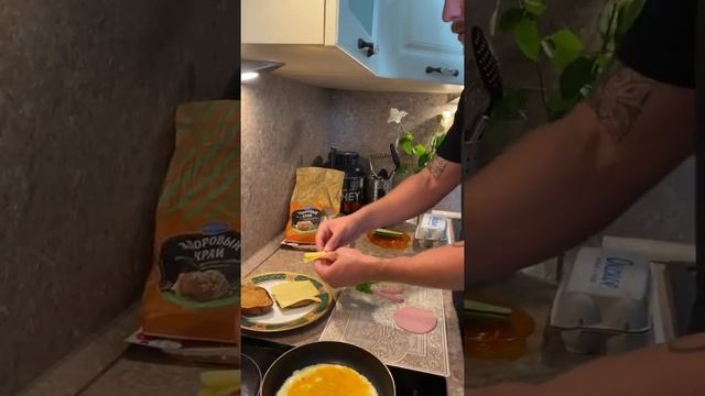 Бургер с яйцом смотреть онлайн