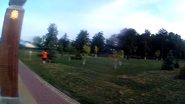 влог гуляю по парку вечером и катаюсь на гироскутере