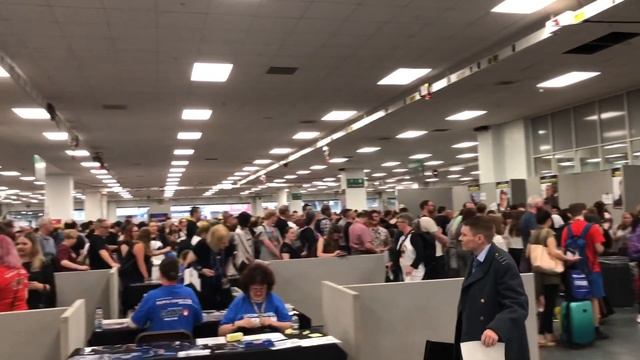 Я НА КОМИК КОНЕ В ЛОНДОНЕ! ЧАСТЬ 3 - ВСТРЕЧА С ЭНАКИНОМ И КОНКУРС! смотреть онлайн