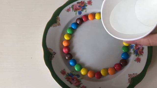 Make a rainbow of candies / Создаём радугу из конфет / опыты с детьми смотреть онлайн