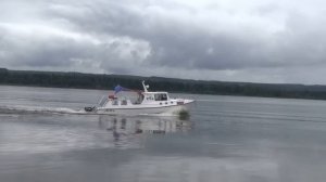Катер водоизмещающий на 25 л.с. идет 20 км,ч !!!