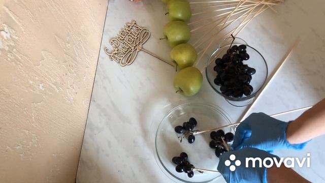 Фруктовый букет с живыми цветами ?в шляпной коробке. смотреть онлайн