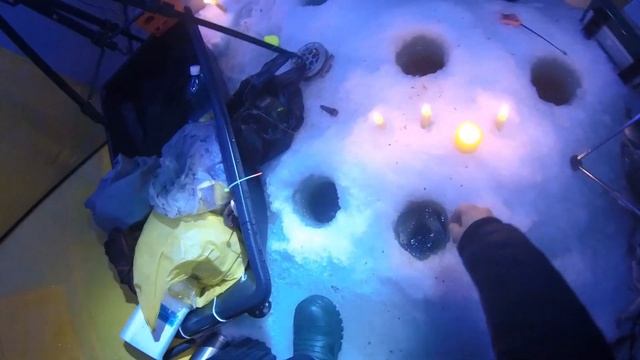 Ловля карася со льда в СИБИРИ. Рыба кешит под лункой. РЫБАЛКА В НОЧЬ НА РОЖДЕСТВО! смотреть онлайн
