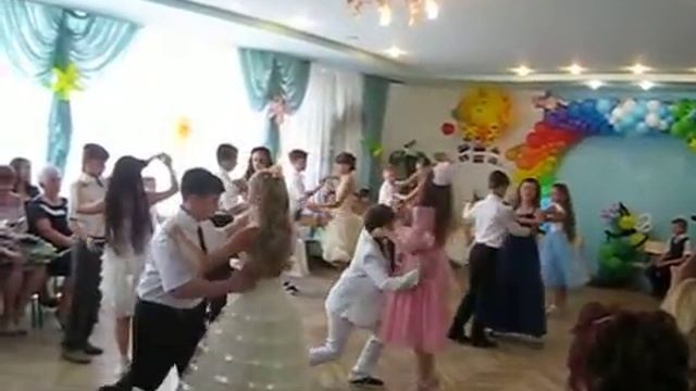 Мой выпускной 4 класс))Я в синем платье))В длинном)) смотреть онлайн