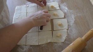 Конвертики из слоеного теста с сыром