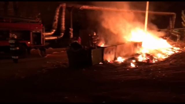 Неизвестные подожгли отходы и мусорные баки рядом с теплотрассой