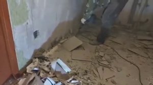 Демонтаж напольной плитки в ванной с помощью перфоратора Makita