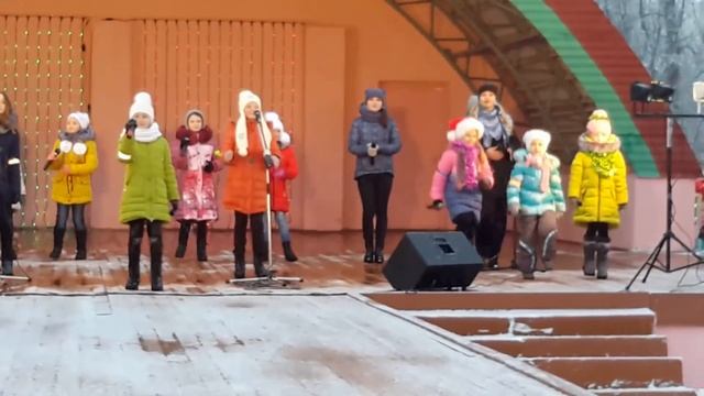 Шествие Дедов Морозов и Снегурочек в Костюковичах смотреть онлайн