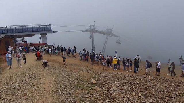 Роза Пик. очередь на спуск в сторону Абхазии на парк водопадов. смотреть онлайн