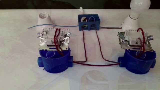 Как Переделать Проходной Переключатель в Одноклавишный Выключатель | #usefulskills #выключатели смотреть онлайн