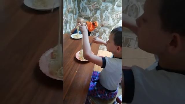 Готовлю спагетти с соусом песто, смотреть онлайн
