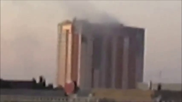 Луганск. Прямое попадание сняряда в жилой дом.