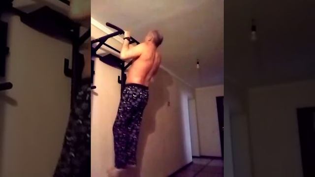 Сдаём нормы ГТО. Подтягиваюсь на перекладине. смотреть онлайн