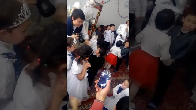 Усен Жанерке танцует вальс ( новый год 2017) смотреть онлайн