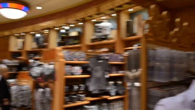 Магазин игрушек и других товаров в Диснейленде, Париж, Франция