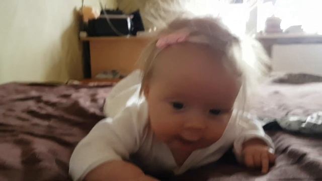 Забаве 4 месяца. Учится переворачиваться. Калининград смотреть онлайн
