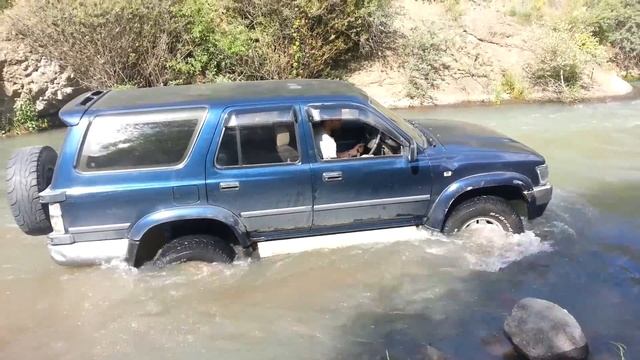Toyota Hilux Surf in Deep Water смотреть онлайн