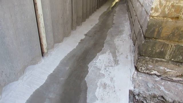 Желобок в отмостке для стока дождевой воды... смотреть онлайн