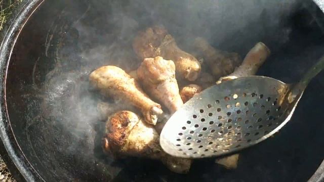 ЧКМЕРУЛИ/ ШКМЕРУЛИ (КУРИЦА ПО- ГРУЗИНСКИ) В КАЗАНЕ НА КОСТРЕ смотреть онлайн