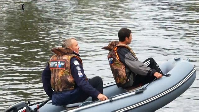 Лодка НДНД Хантер 310 А с мотором 9.9 л.с и двумя пассажирами на борту. смотреть онлайн