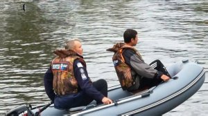 Лодка НДНД Хантер 310 А с мотором 9.9 л.с и двумя пассажирами на борту.