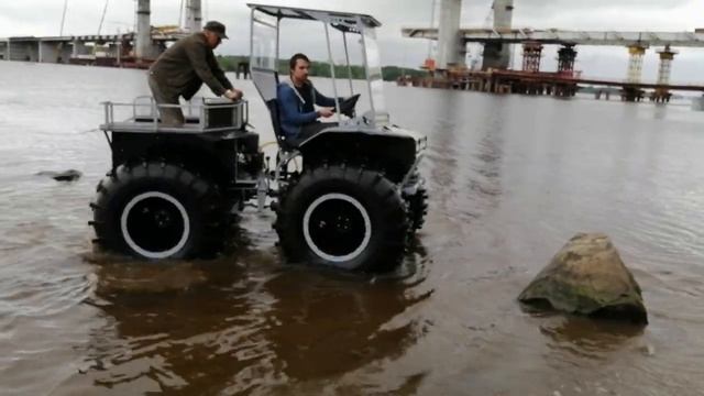 Пневмоход Ураган Дикарь с переломом на тягах и мотором по центру . 1-й выезд и заплыв. смотреть онлайн