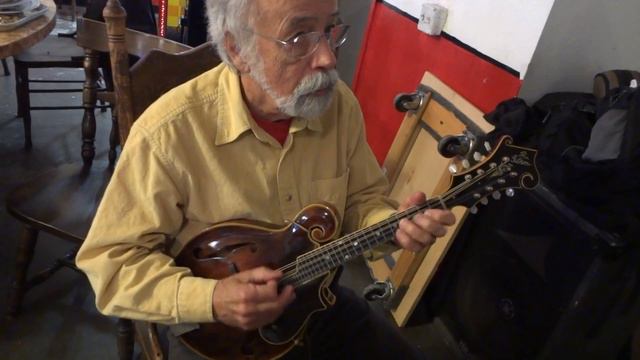 Roland White plays a real Lloyd Loar mandolin - part 1 3.10.12.MTS смотреть онлайн